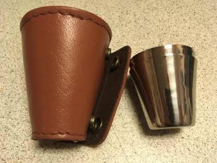 Stålbægre med læderetui